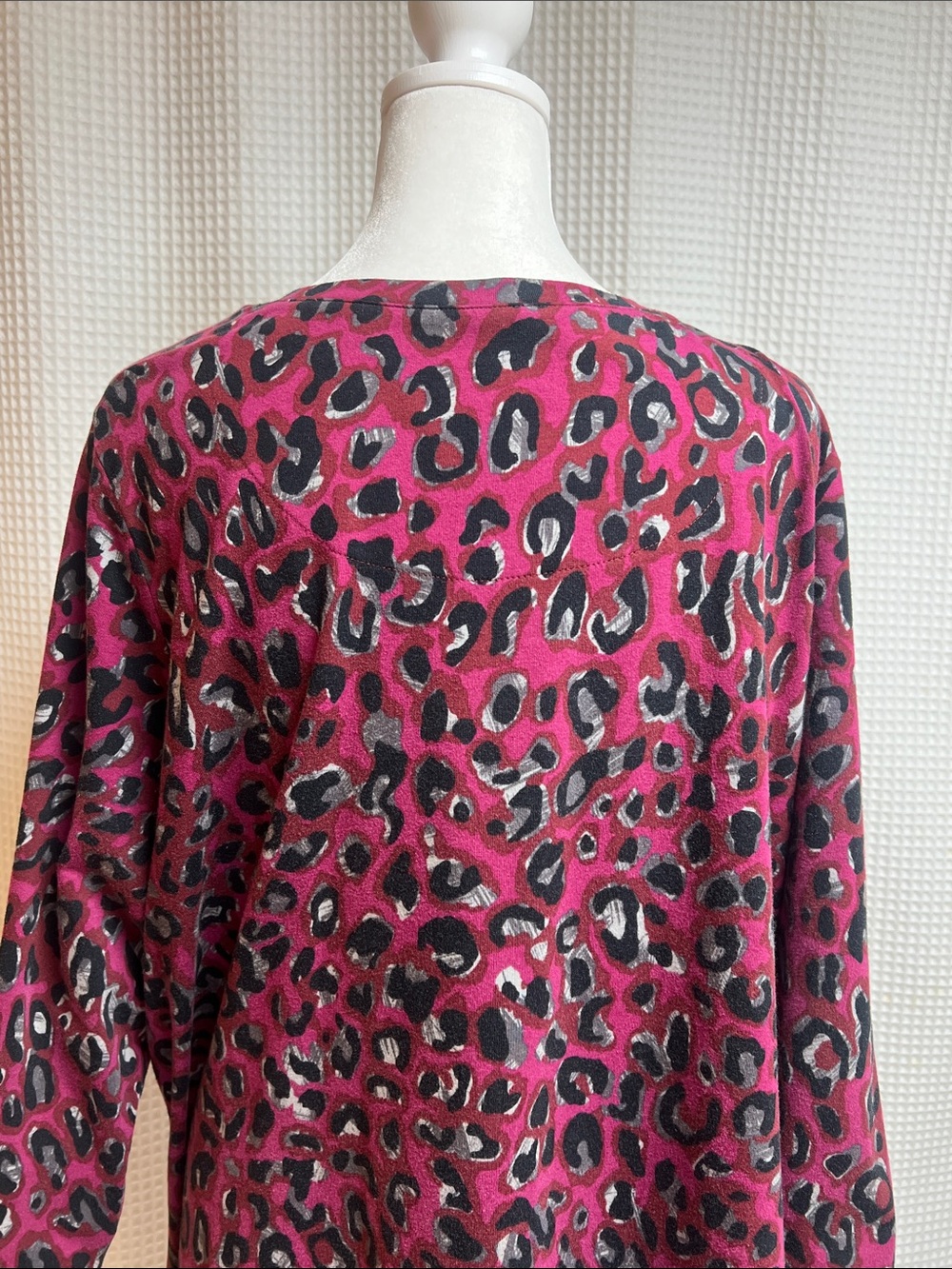 Denim&Co 1X- scoop neck tunic top with shark bite hemline. Fuchsia leopard print - Picture 7 of 10
